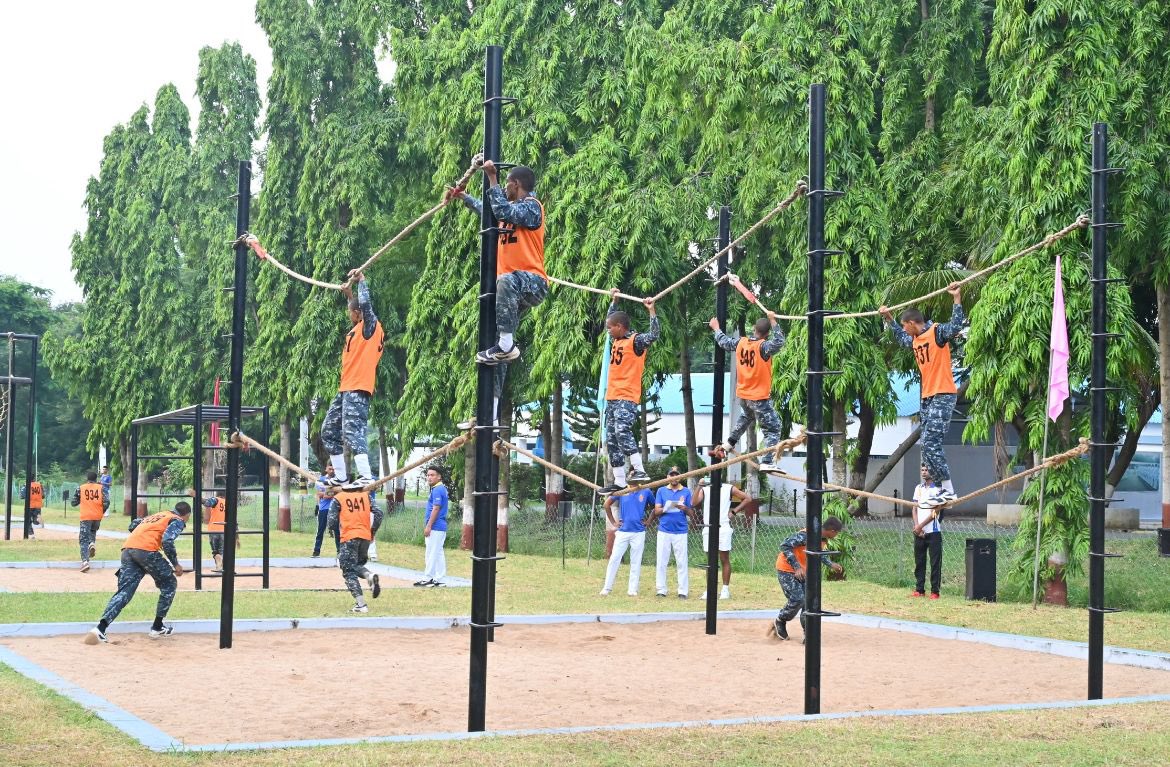IN_Chilka's tweet photo. Pushing boundaries &amp; breaking barriers! Witnessing the incredible spirit of Male &amp; Women #Agniveers at the Inter-Divisional obstacle competition at #IN_Chilka, showcasing dedication, teamwork, and determination.

@IN_HQSNC
@IndianNavymedia
#TeamTriumph
#ObstacleCrushers https://t.co/nXL5X4TXaM