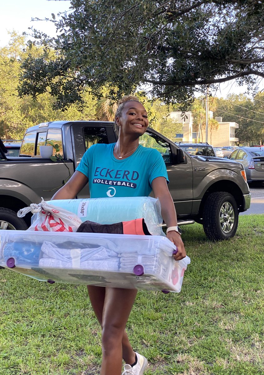 ECTritons's tweet photo. Welcome, Tritons! 

It’s move-in day and the start of Autumn Term for Eckerd's first-year students. Eckerd student-athletes, coaches, and staff are lending a hand to make the first day a bit easier. 📦🌴👊

#CatchTheWave @eckerdcollege https://t.co/CLsNWZWTPK
