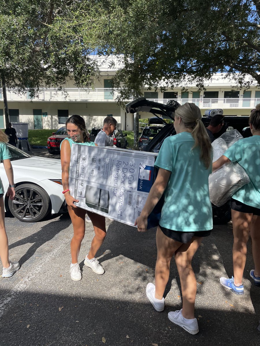 Welcome, Tritons! 

It’s move-in day and the start of Autumn Term for Eckerd's first-year students. Eckerd student-athletes, coaches, and staff are lending a hand to make the first day a bit easier. 📦🌴👊

#CatchTheWave <a href="/eckerdcollege/">Eckerd College</a>