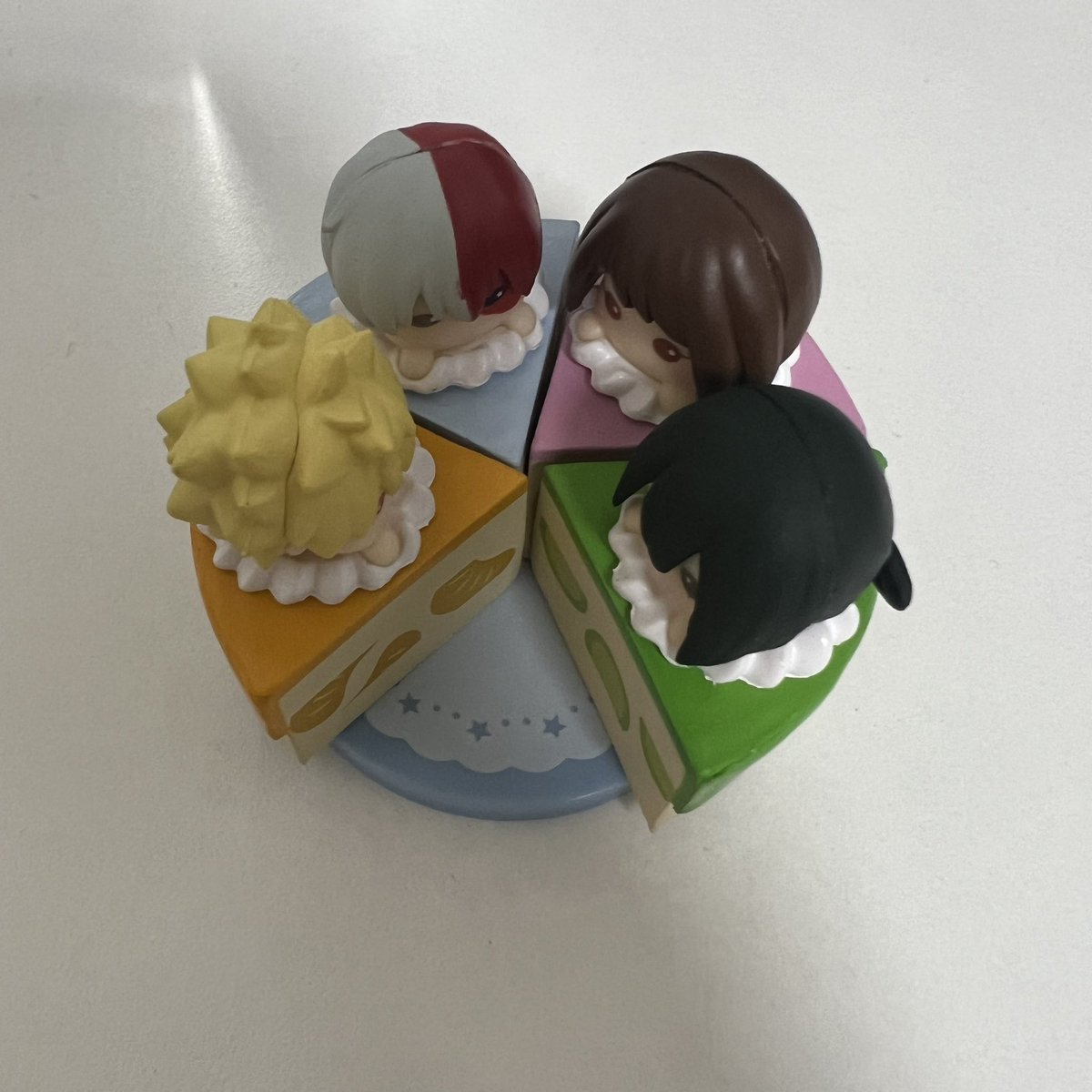 _emina0's tweet photo. 6回引いたけどデクくん来なかった、、、 https://t.co/5U7WEH0anJ