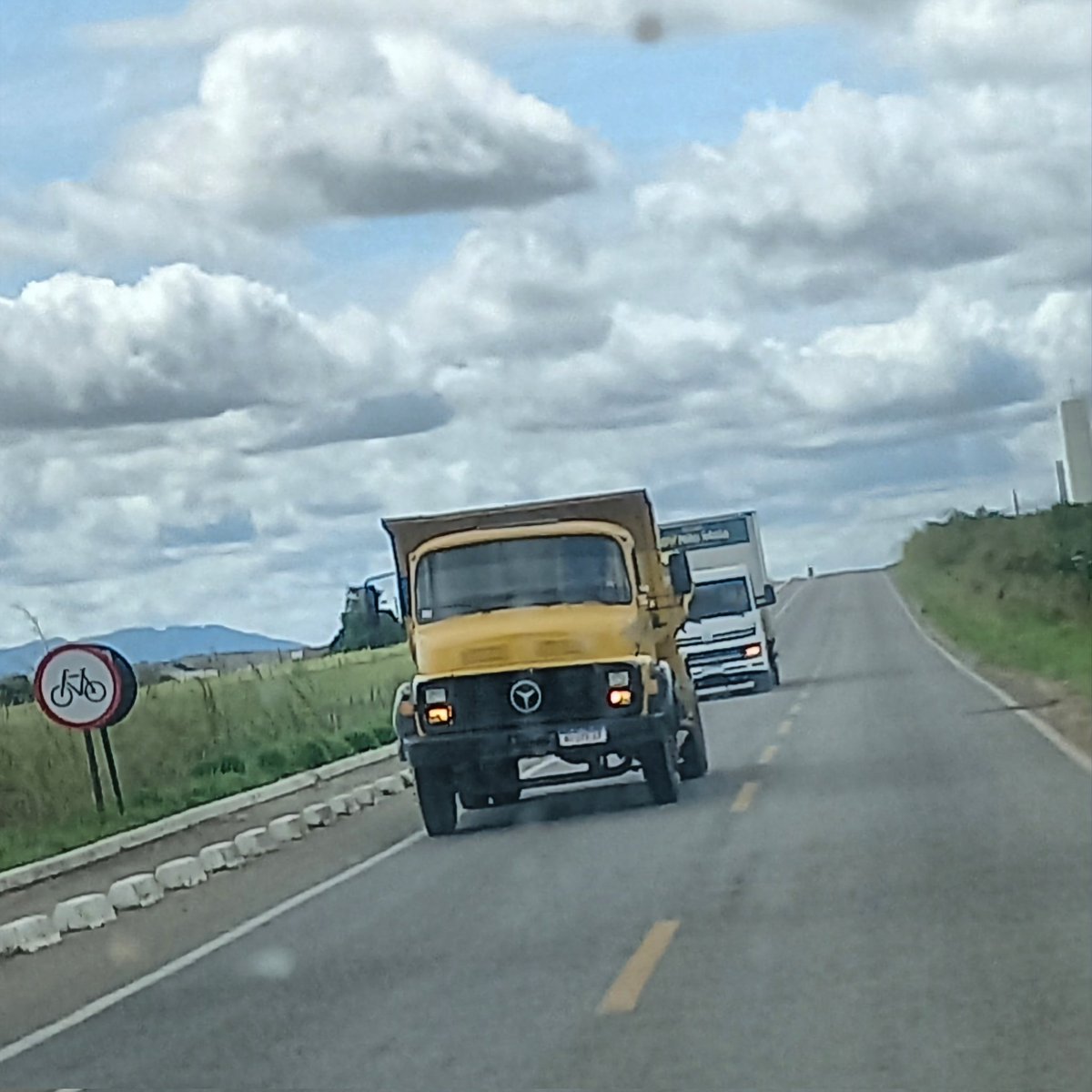 CarrosPodres's tweet photo. #Chevrolet #Ford #MercedesBenz #ChevroletC14 #ChevroletD60 #FordF600 #mb1113 #iguatu #vilaantonico #quixelo #ceara #brasil https://t.co/Dhdpc9qVv6