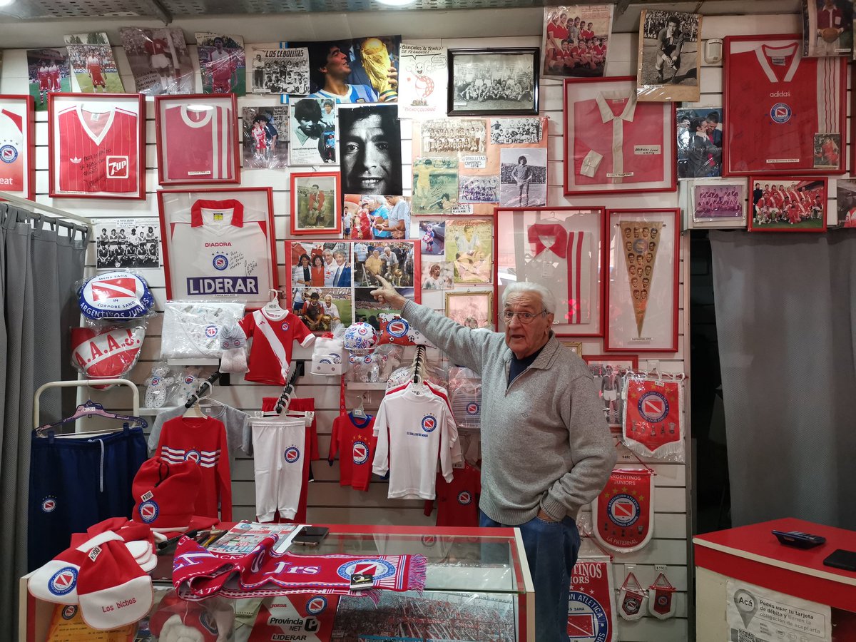 rraulroman's tweet photo. Si alguien vio el Informe "Maradona, los años felices", quizá recuerde a Rodolfo Fernández. Tenía una tienda de artículos deportivos, "Sporting", en el barrio de La Paternal, junto al estadio de @AAAJoficial. Conocía  toda la historia del club del que fue socio durante 75 años. https://t.co/gu5u3gJS55