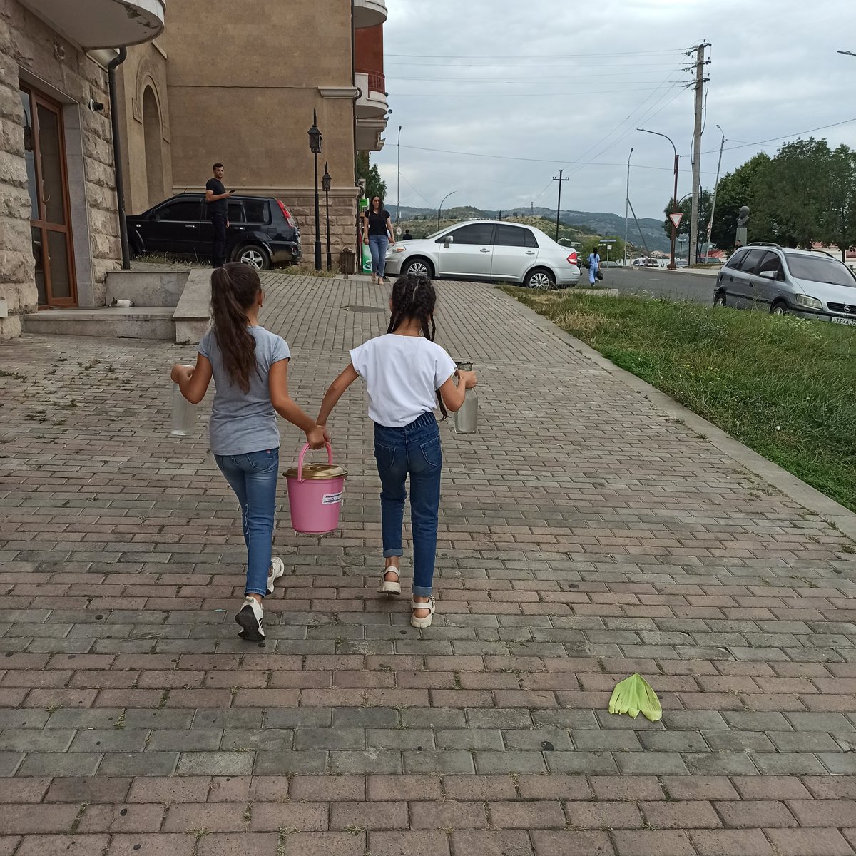 Artsakharm's tweet photo. Due to electricity shortages now we have problems with drinking water. Stepanakert's some buildings have no water for days. For having some water people have to carry water from nearest springs to their houses

#artakh #ArtsakhBlockade #water #Spetanakert https://t.co/P7POs5KTIo