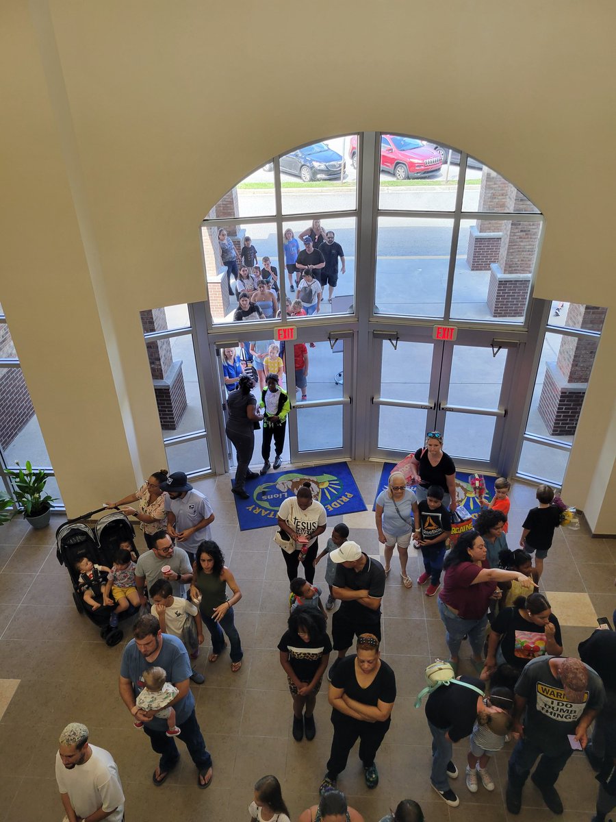 Cahillmomof6's tweet photo. What a great turnout for Meet the Teacher today @PrideLionsVCS It was all hands on deck and it went beautifully! #PrideIsThePlaceToBe #OnlyAtPride #WatchUsGrow #TeamWorkMakesTheDreamWork #DreamTeam #TheBestFamilies @ahr_ecahr https://t.co/cBRxoPy4bO