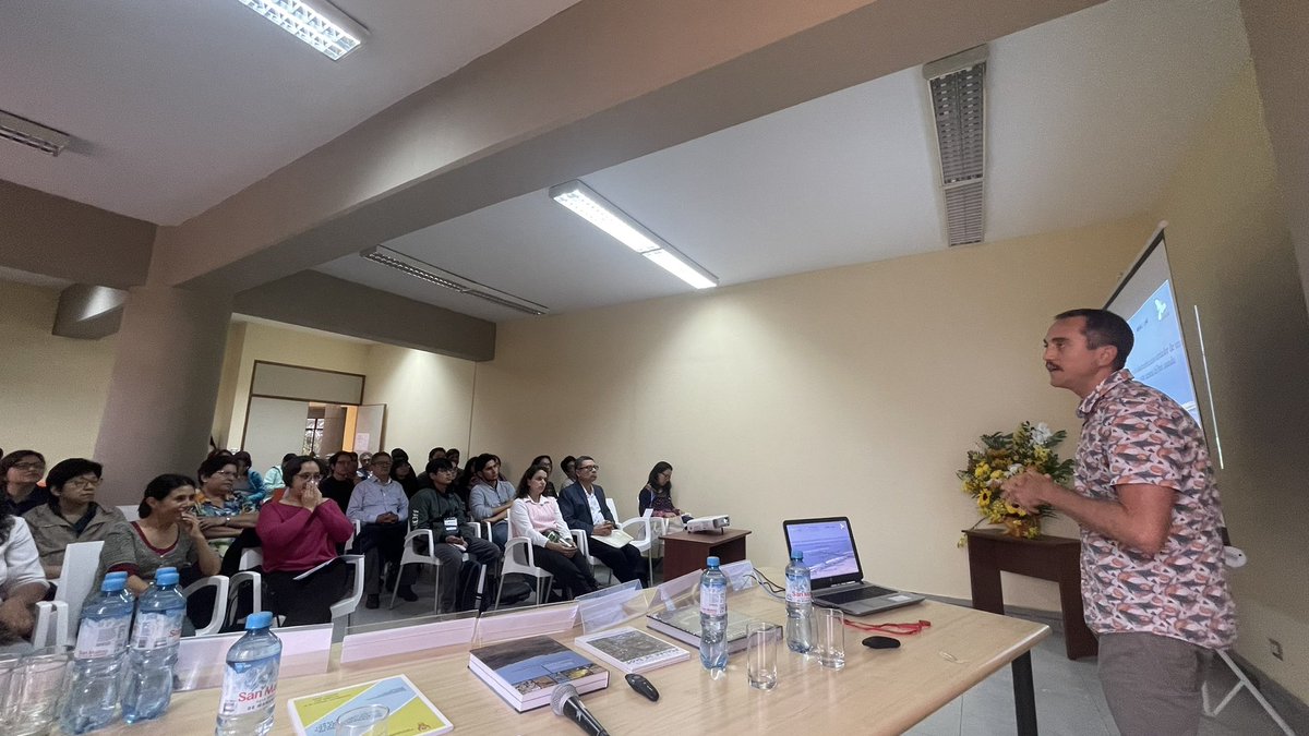 R_LinaresP's tweet photo. @Shupsil @monicasofia_27 @anqamalta It’s now turn of @selacophile_dad to enlighten us about #movementoflife projects in our #PeruBMAP program #ICBAR2023 https://t.co/AE6hvg2obg