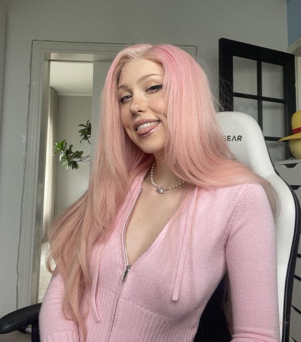 Happy Friday 💗💗 https://t.co/vi8LYH3KIv