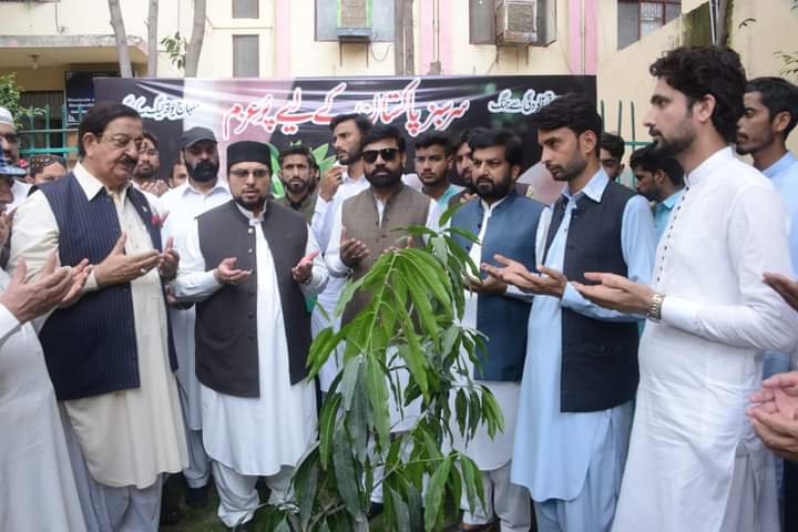 MYL_Islamabad's tweet photo. منہاج یوتھ لیگ کے زیراہتمام شجرکاری مہم کا آغاز ڈاکٹر حسین محی الدین قادری صدر منہاج القرآن انٹرنیشنل نے اپنے ہاتھوں سے پودا لگا کر کیا۔اس موقع پر رانا وحید شہزاد مرکزی صدر منہاج یوتھ لیگ، اور جنرل سیکرٹری منہاج یوتھ لیگ ڈاکٹر عمران یونس بھی موجود تھے۔#MinhajYouthLeague #TreePlan https://t.co/UxddK6pCAf