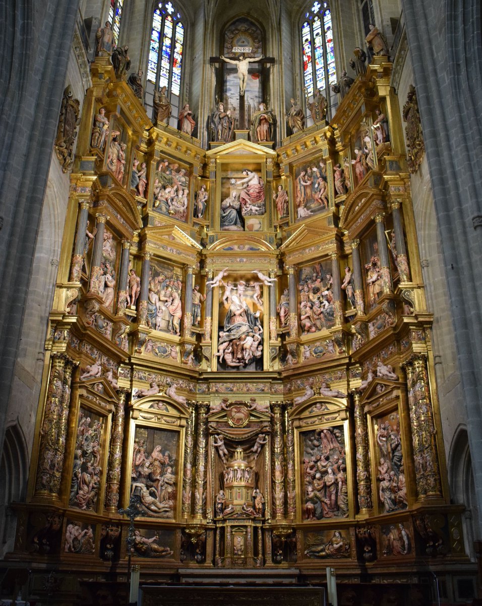 Retablo mayor de la catedral de Astorga (Gaspar Becerra, 1558-1562). Se trata de una de las obras más importantes del Renacimiento pues fue el foco irradiador de la estética romanista en España tanto en el mundo de la escultura como en el de la retablística