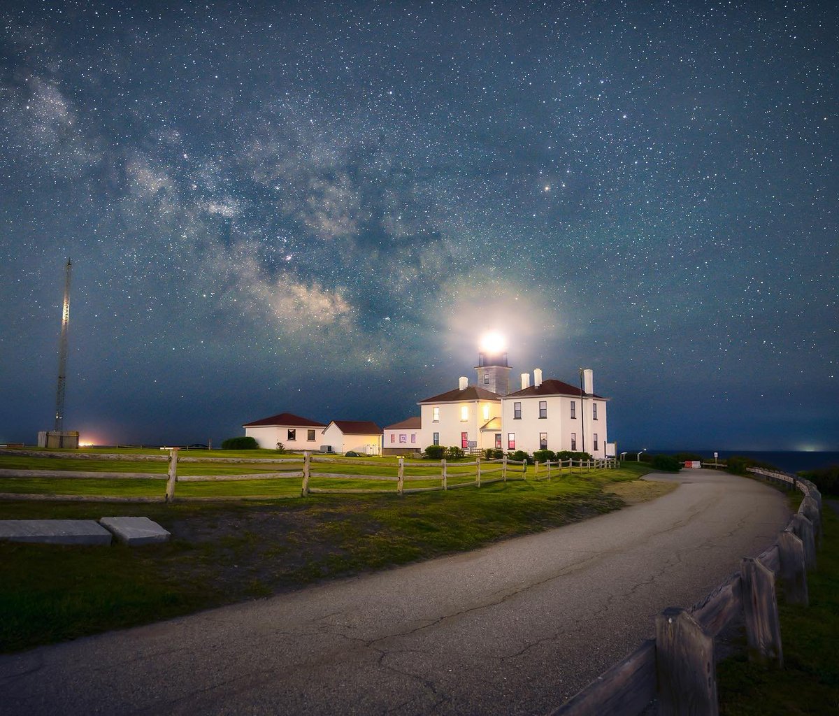 RITourism's tweet photo. Rhode Island offers a variety of stunning options, including both traditional and celestial designs. Among them, the Beavertail Lighthouse Museum in Jamestown is an unforgettable destination.

📸 @ShailSoni

#VisitRhodeIsland #Ttravel #RhodeIsland https://t.co/X8Opv8l6uf