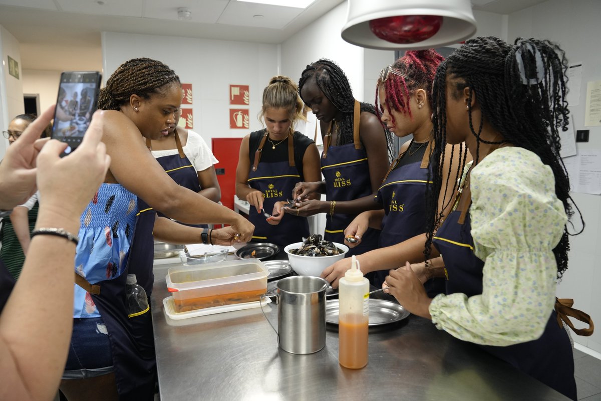 ERAUWBasketball's tweet photo. Day 2 of our stay in Madrid included guided tours of Puerta del Sol, Plaza Mayor, Plaza de Espana and the Royal Palace, and a private cooking class at QÚ by Mario Sandoval. We played some basketball too! https://t.co/WkYjLMYncn