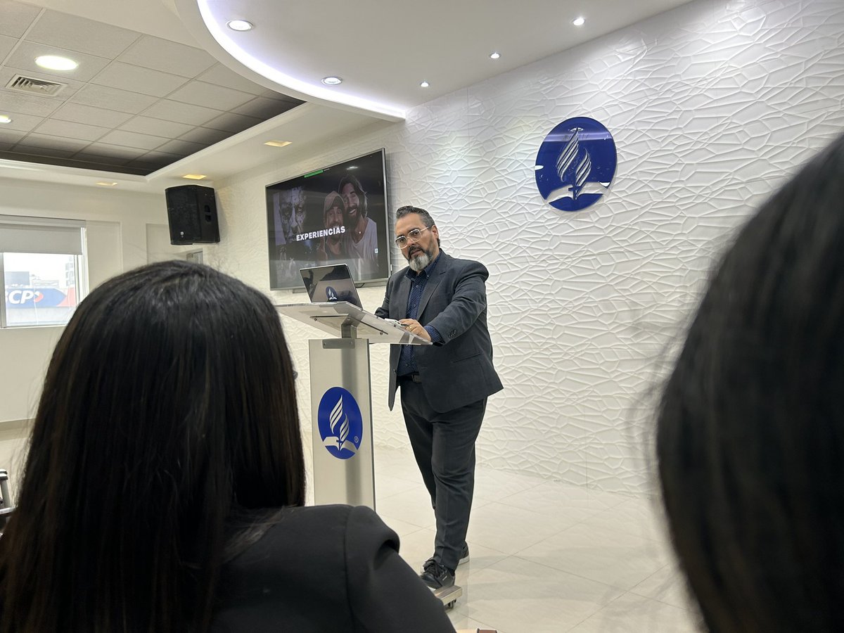 AdventistasUPS's tweet photo. 🔴 “Tenemos una responsabilidad enorme de reinventarnos, el comunicador adventista tiene tres propósitos: edificar, educar y evangelizar; por ello, aprendan todo lo que puedan, empiecen a crear y relaciónense, para conectar a personas con Jesús” - Pr. @jorgerampogna / #ComTalk https://t.co/r2Kl5nLTco