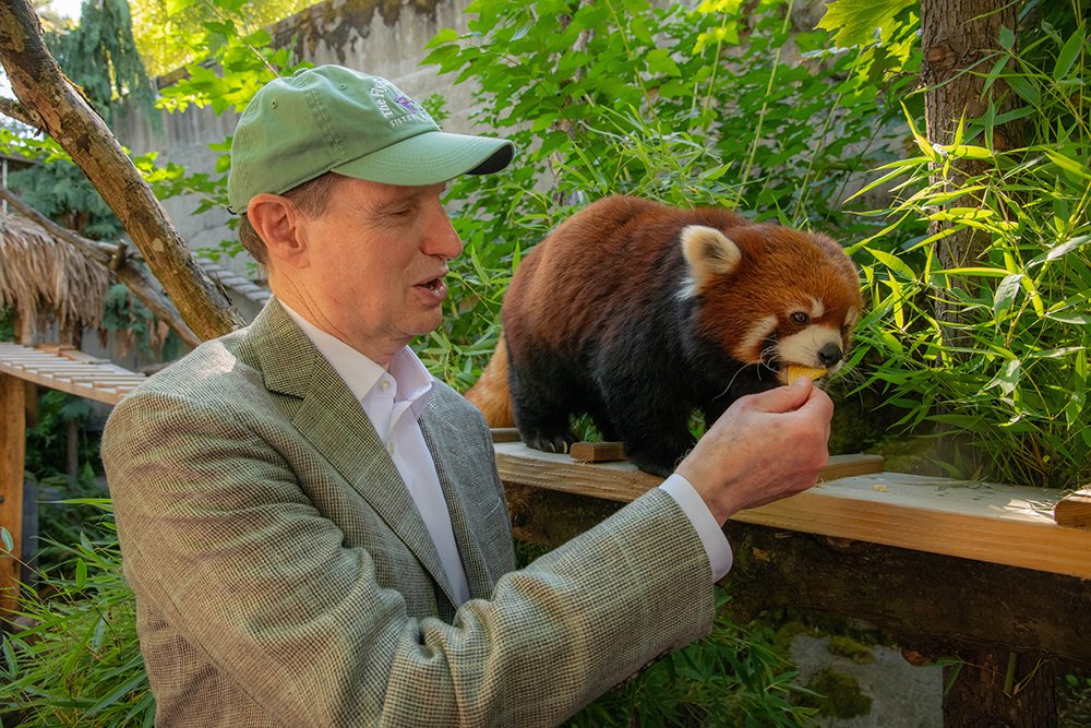 Today @RonWyden engaged with Moshu on a variety of important issues, including apple snacks. Thank you Senator for your conservation leadership and commitment to wildlife!