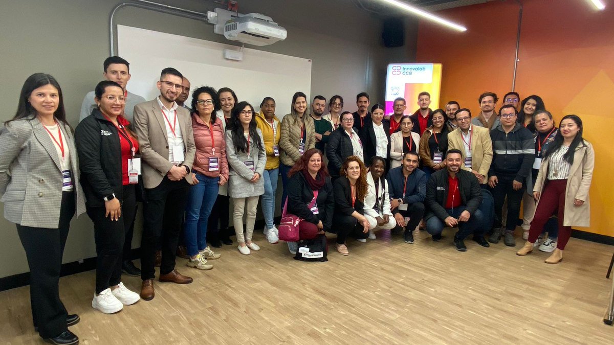 camaracomerbog's tweet image. 🔬📚 ¡Impulsando la innovación farmacéutica! Empresarios/as del #ClústerFarmacéuitico exploraron laboratorios en @UniCorpas, @SomosUDCA y @U_ElBosque. En #Innovalab, idearon proyectos para fusionar industria y academia, potenciando la competitividad del sector. 🌐