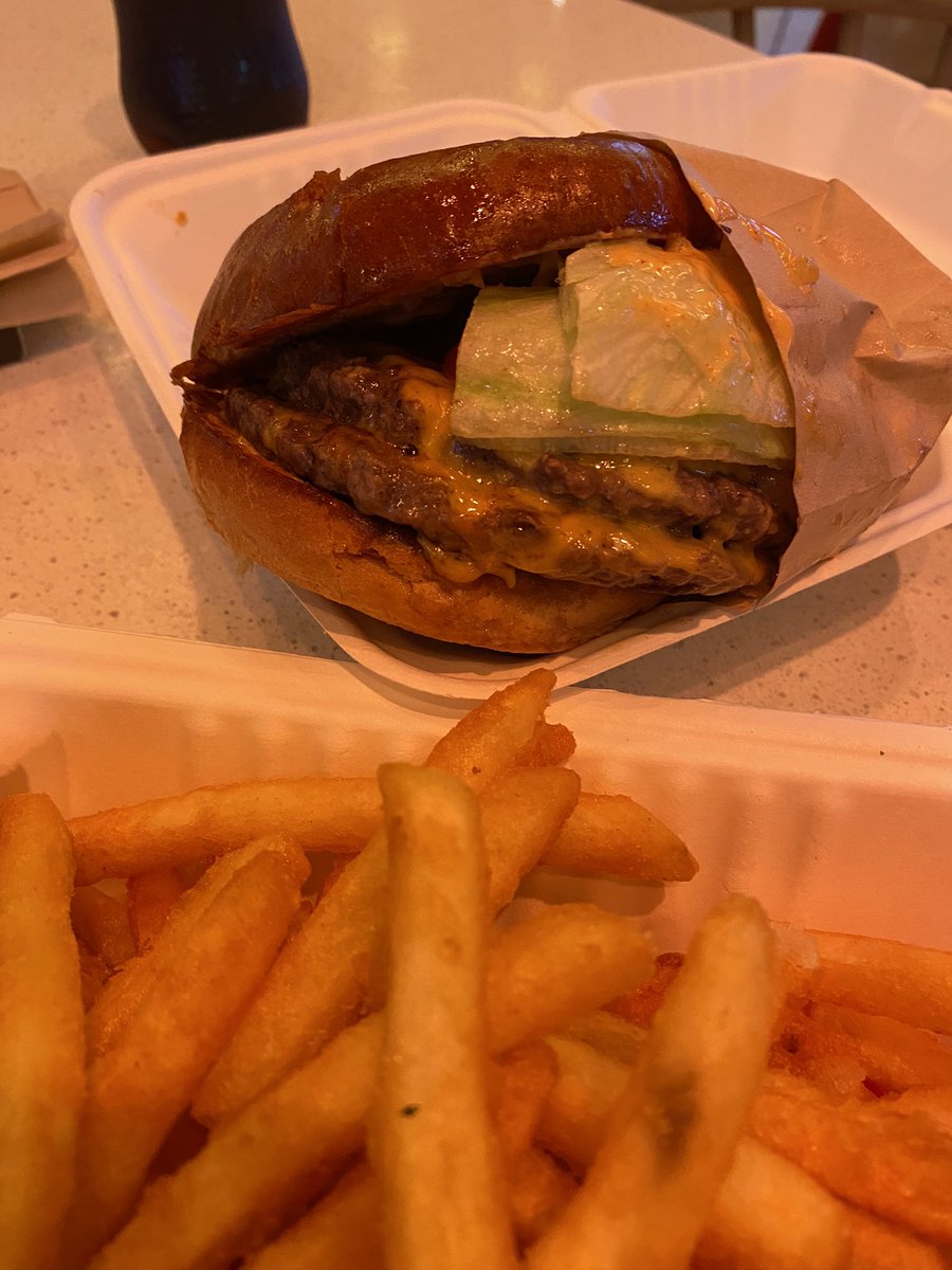 bombsbits's tweet photo. Lunch at #FamousFoods food court @ResortsWorldLV 
Better than a year ago, greater variety of food, can email you your order rather than text &amp; room charge facilities available (saves on those min. $/£ transactions on credit cards)
PS Cheeseburger from #BurgerBarn was phenomenal https://t.co/BoqzptQdYn