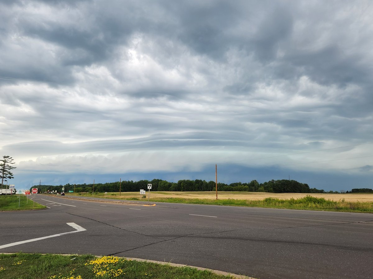 Aggressive looking shelf cloud moving into Turtle Lake, WI currently #mnwx <a href="/NWSTwinCities/">NWS Twin Cities</a>