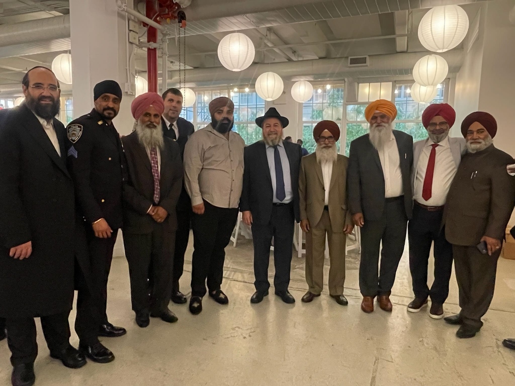NYPDSHOMRIMSOCI's tweet photo. Thank you @NYCMayor for creating a unique, meaningful way for us to strengthen community ties & build bridges - weโre honored to participate in Breaking Bread, Building Bonds! @nypddcer @nypdnews @nypdpc #HelpUsSpreadTheWord #breakingbreadbuildingbonds https://t.co/zgvy1l6QlL