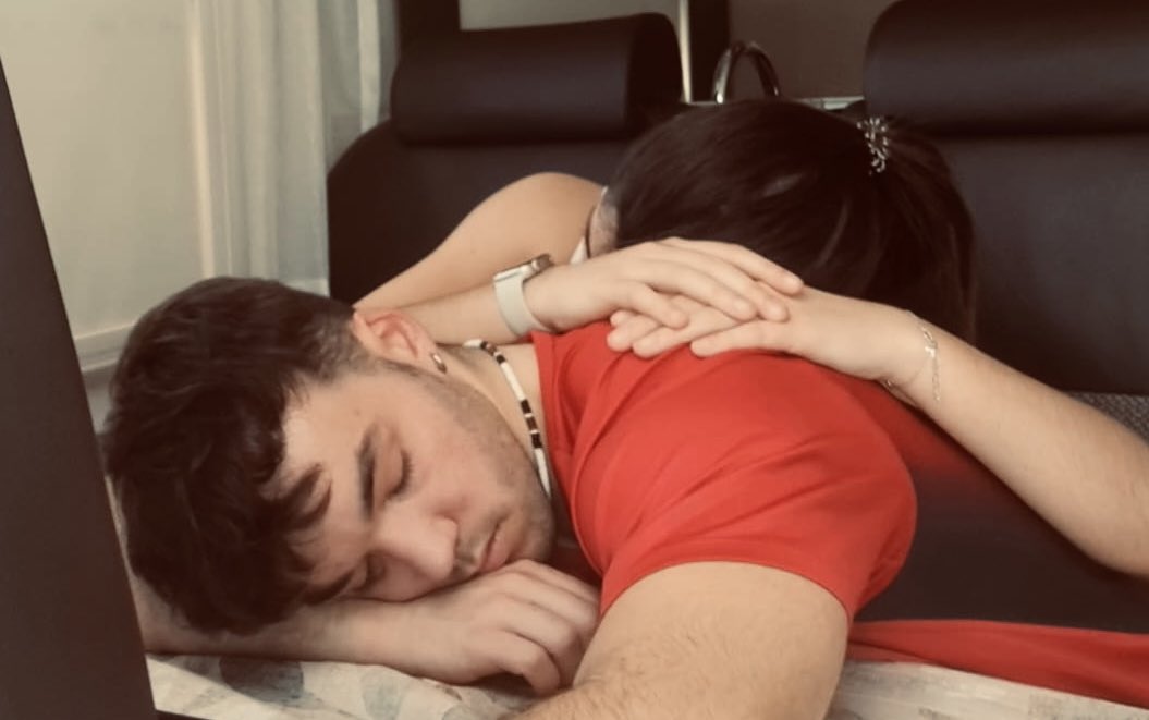 alemenezo's tweet photo. gracias por enseñarme la magia de amar, de que alguien se convierta en hogar, de querer con todo, lo bueno y lo malo; la magia de conectar, de ser 2 en 1, de apostarlo todo sin saber qué pasará. 
la magia de sentir por primera vez. https://t.co/bdSaLcC5gy