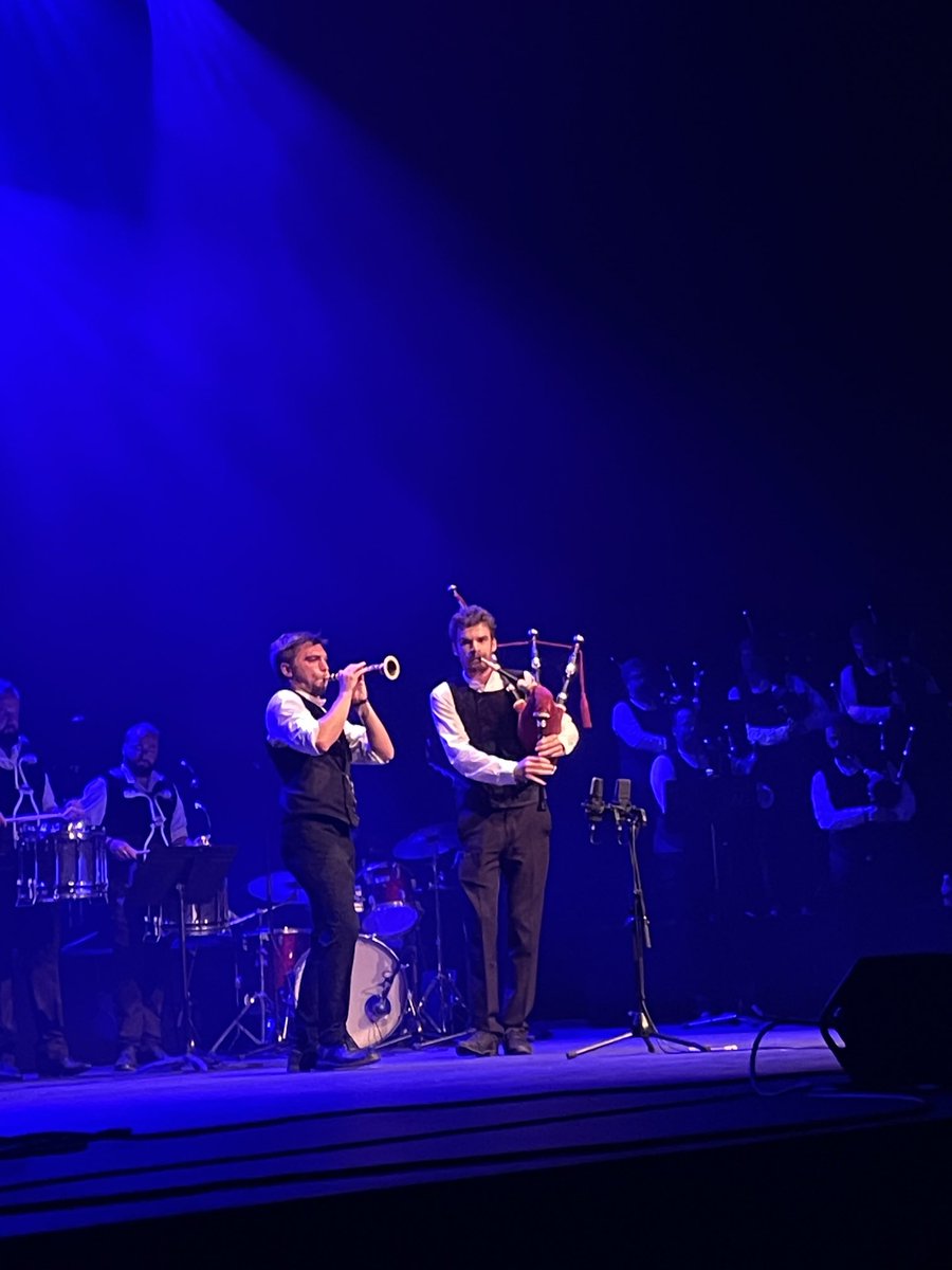 bruno_jaouen's tweet photo. Éblouissant ⁦@BagadLorient⁩ ce soir au théâtre ! Sous l’œil attendri de Fanch Gourves son président fondateur ! https://t.co/xcIzQLyrw3