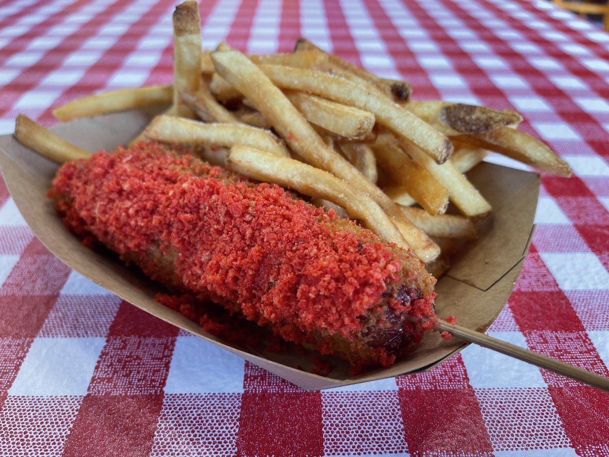 HootieMcOwlface's tweet image. A dedicate this abomination, er, uh, experience to my homie @Kbbqboi 💜

🌭 Behold! The half and half (half mozzarella cheese and half “beef”) spicy Korean corn dog!

#ThemeParkFood
