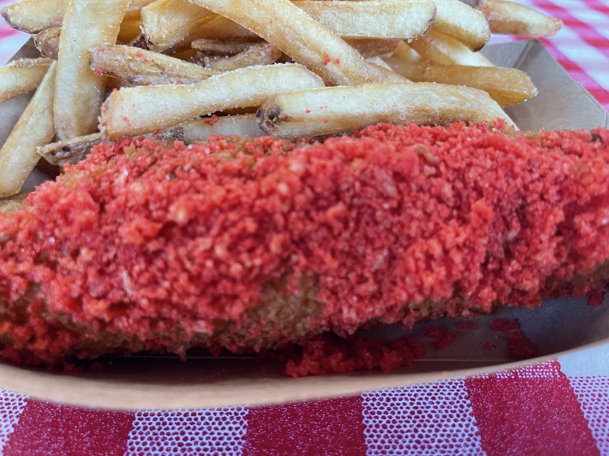 HootieMcOwlface's tweet image. A dedicate this abomination, er, uh, experience to my homie @Kbbqboi 💜

🌭 Behold! The half and half (half mozzarella cheese and half “beef”) spicy Korean corn dog!

#ThemeParkFood