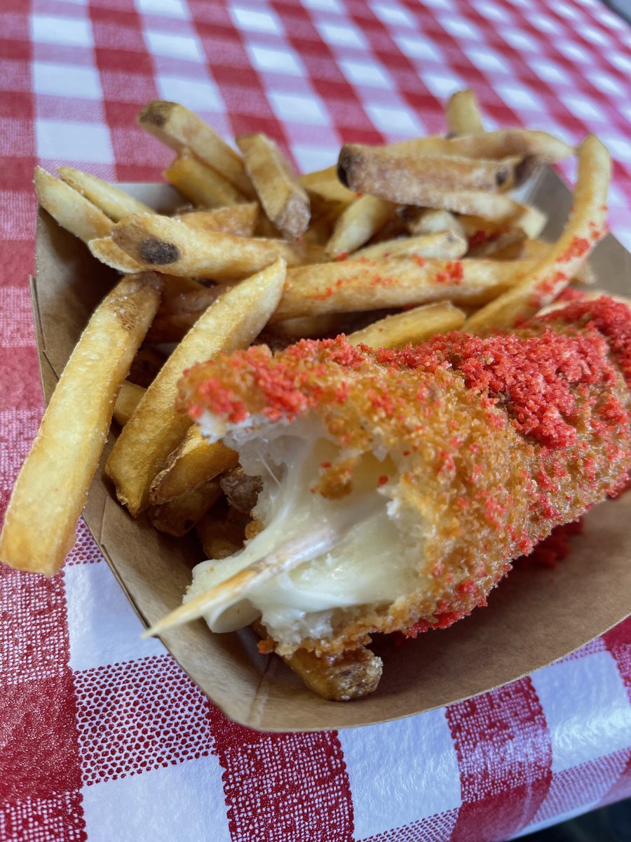 HootieMcOwlface's tweet image. A dedicate this abomination, er, uh, experience to my homie @Kbbqboi 💜

🌭 Behold! The half and half (half mozzarella cheese and half “beef”) spicy Korean corn dog!

#ThemeParkFood