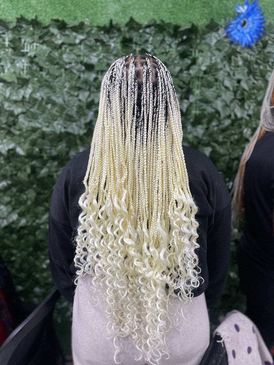 veesparkle123's tweet image. #knotlessbraid ,#butterflylocs