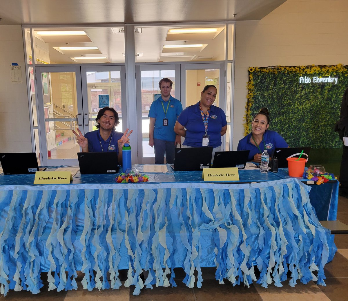 Cahillmomof6's tweet photo. What a great turnout for Meet the Teacher today @PrideLionsVCS It was all hands on deck and it went beautifully! #PrideIsThePlaceToBe #OnlyAtPride #WatchUsGrow #TeamWorkMakesTheDreamWork #DreamTeam #TheBestFamilies @ahr_ecahr https://t.co/cBRxoPy4bO
