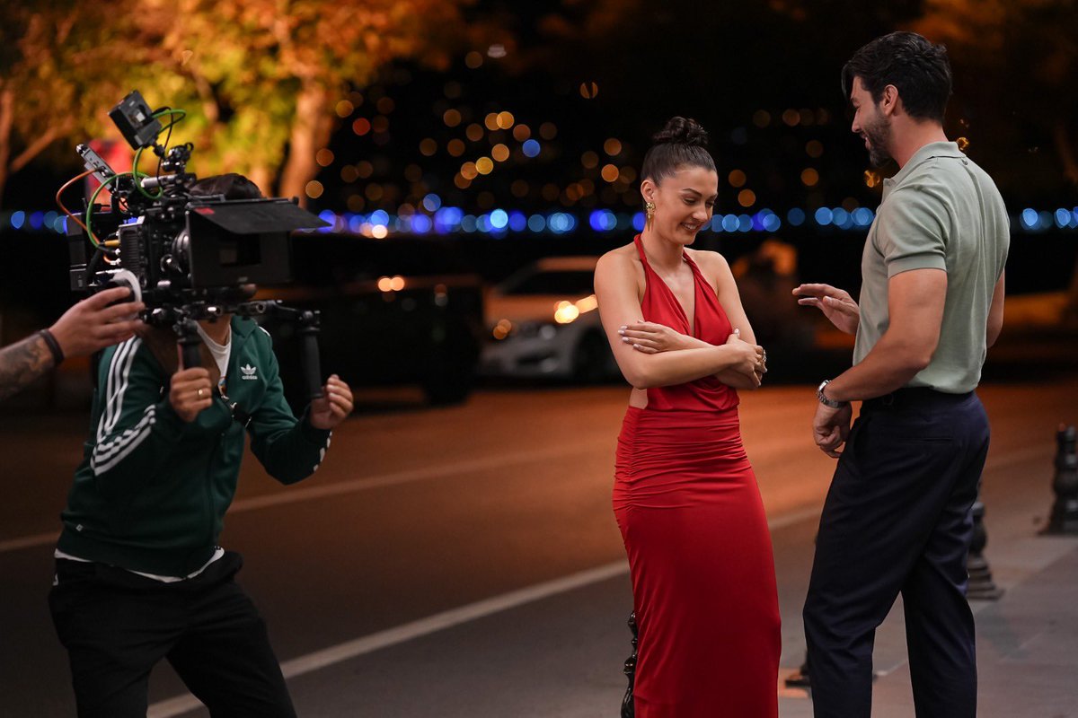 #ŞükBur'un kamera arkasındaki şu güzelliği şaka mı? 😍

 #EcNur #RuhunDuymaz @FOXTurkiye