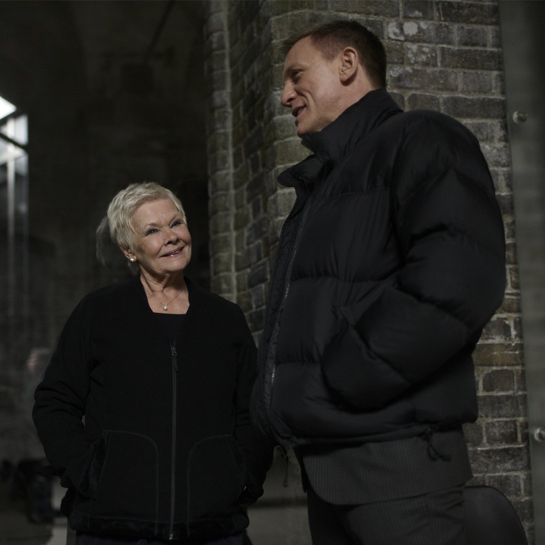 007's tweet image. Dame Judi Dench (M) and Daniel Craig (James Bond) on the set of MI6 during SKYFALL.

📷Greg Williams
