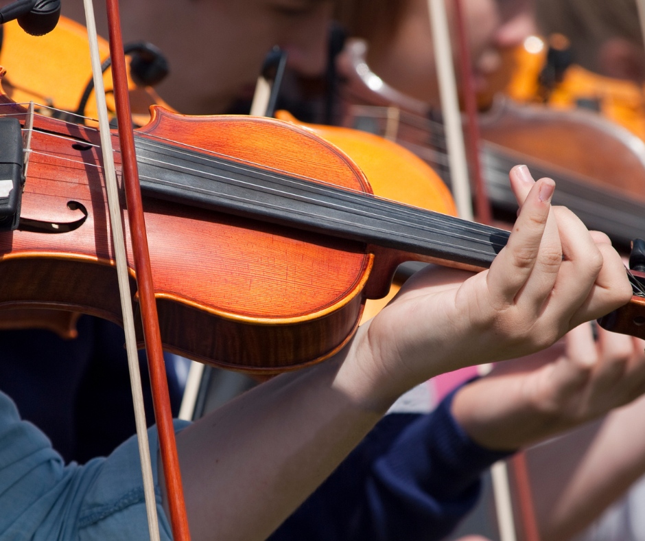 KatherineMoller's tweet photo. This #FiddleFact proves that playing fiddle isn't just for a toe-tapping good time!

A (not so recent) study gathered that adults who took up violin lessons showed significant improvements in verbal memory, visuospatial ability, and executive function. https://t.co/epdl04gPV8