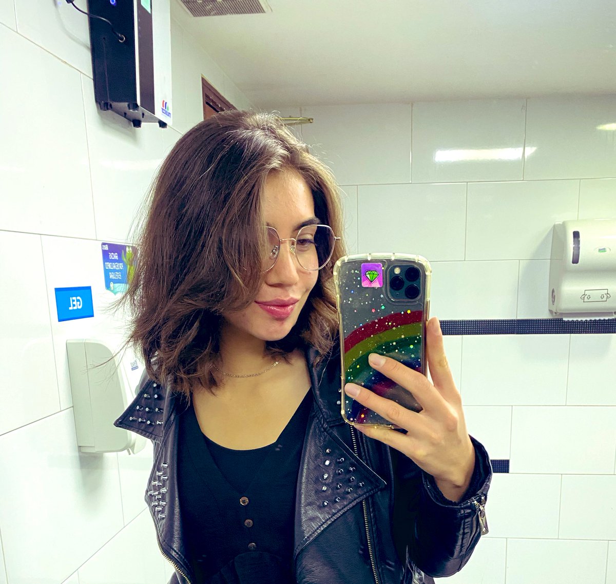 Tercer corte de cabello del año ..
Tres centímetros menos cada vez.

Me siento apoteósica 🤍