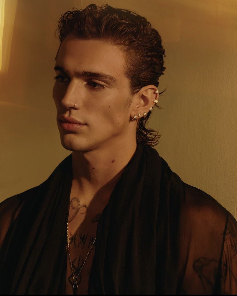 hackerxhater's tweet image. he’s actually so perfect