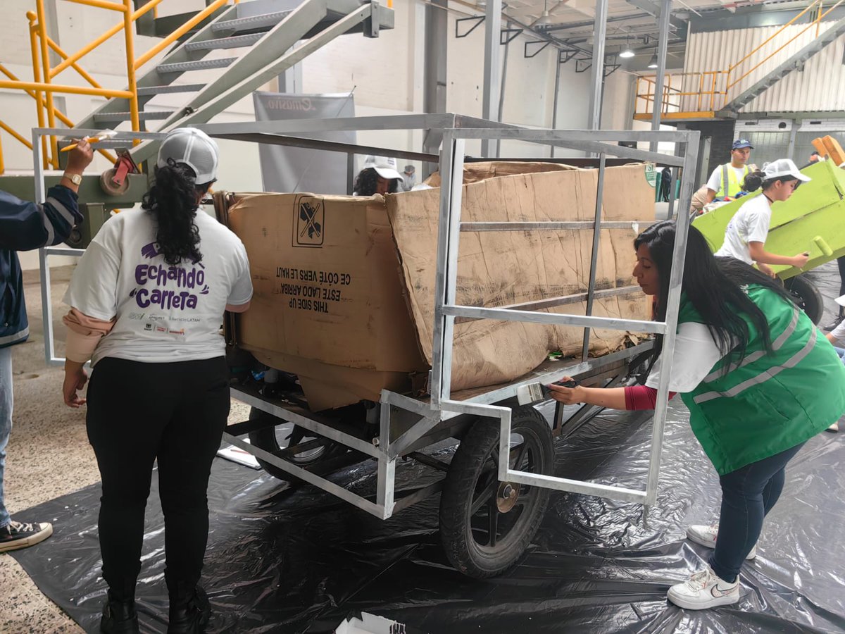 Emasivo10_16sas's tweet photo. #EnEsteMomento @Emasivobog participa en la jornada #PintaEchandoCarretaSuba, organizada por #ReciclaLATAM, #Apropet y #SMI, un evento destinado al embellecimiento de las carretas de nuestros recicladores💚💛.
#JuntosSomosMás, #NosMovemosPorTi y son #2AñosCreciendoContigo https://t.co/TfG4HYfVKB
