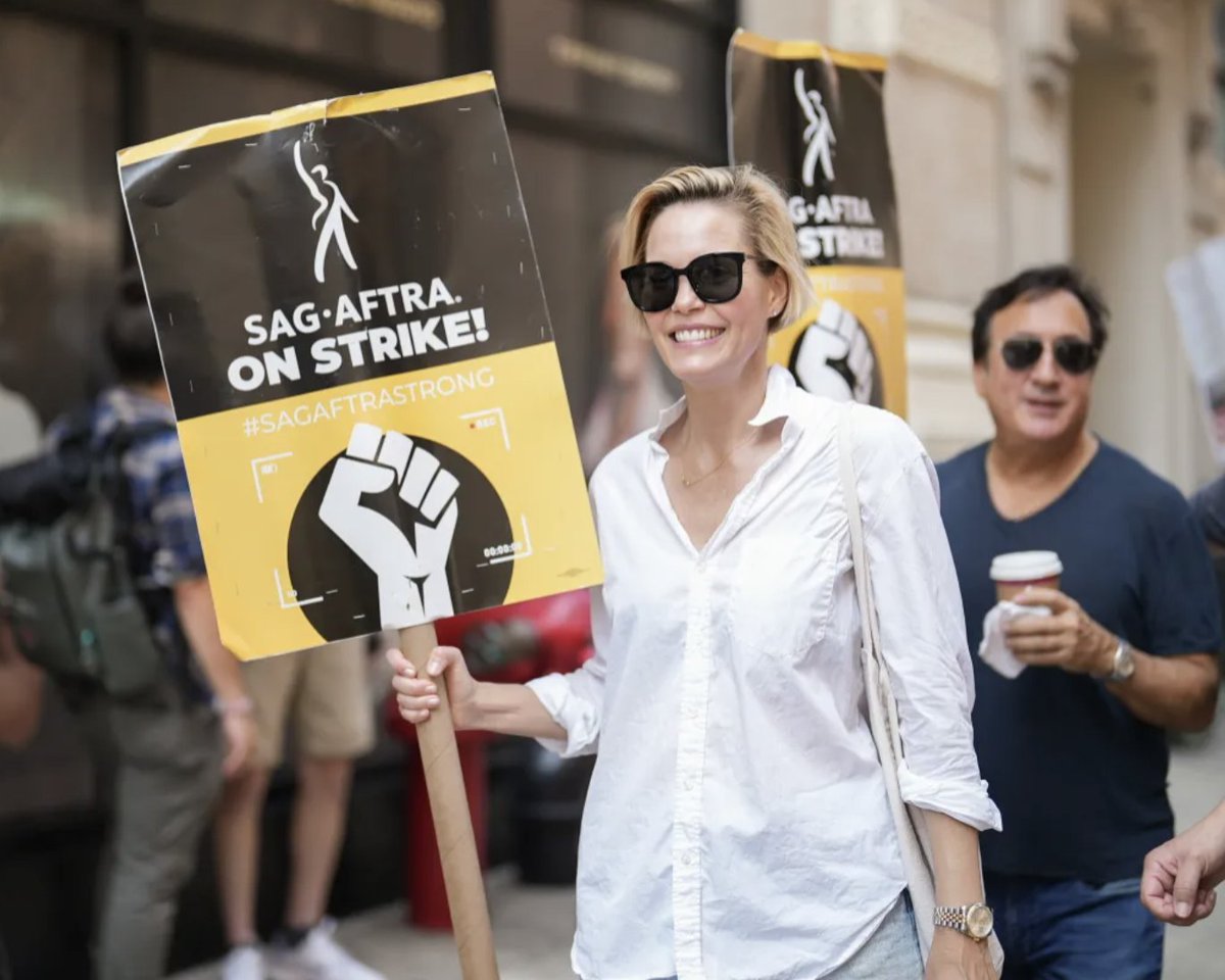 Deadline tweet media