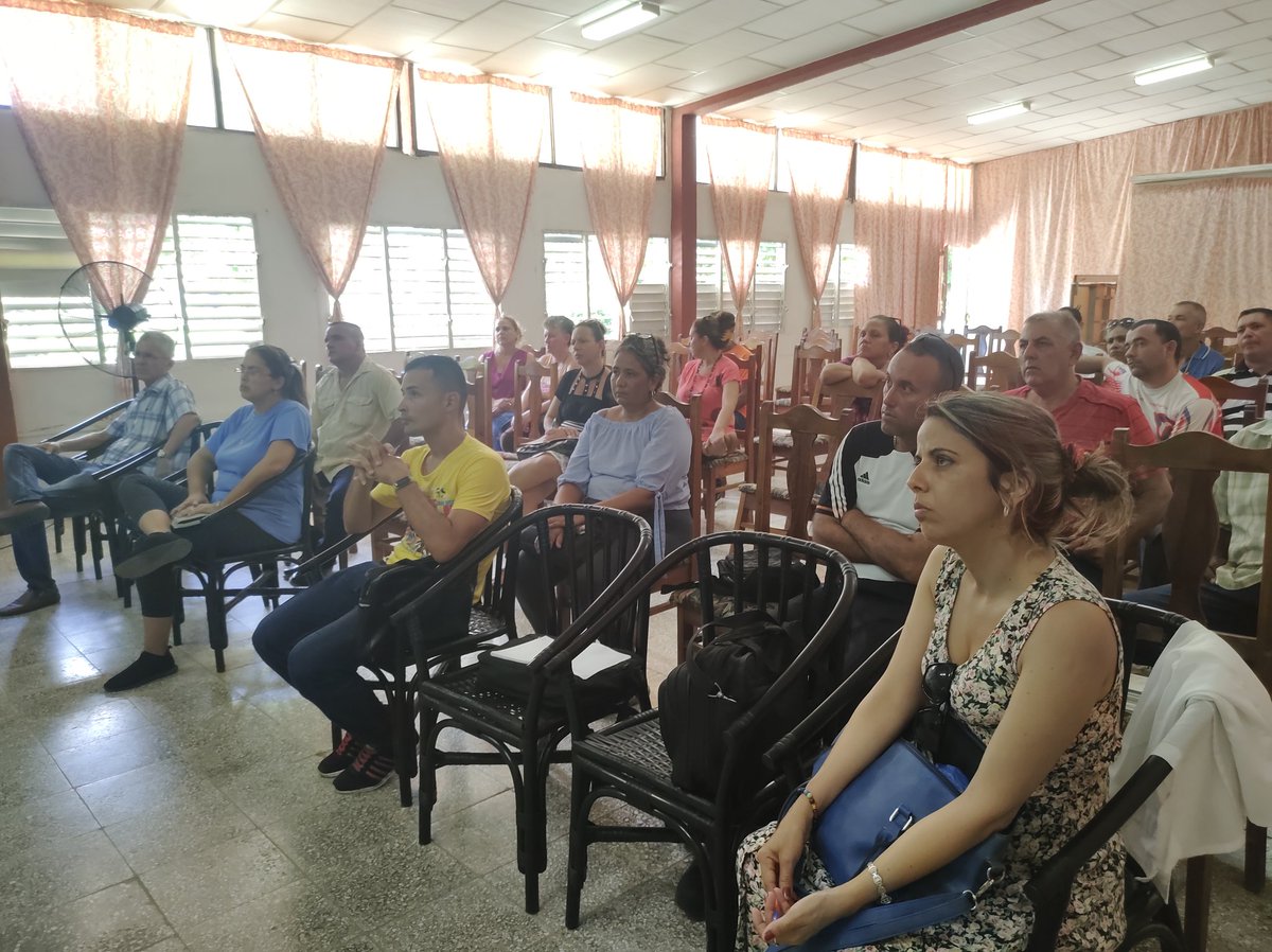 Como parte del sistema de trabajo del Gobierno Provincial realizamos intercambio con pobladores, directivos y equipos básicos de salud en #LaSierpe. #SanctiSpíritusEnMarcha 
#MejorEsPosible