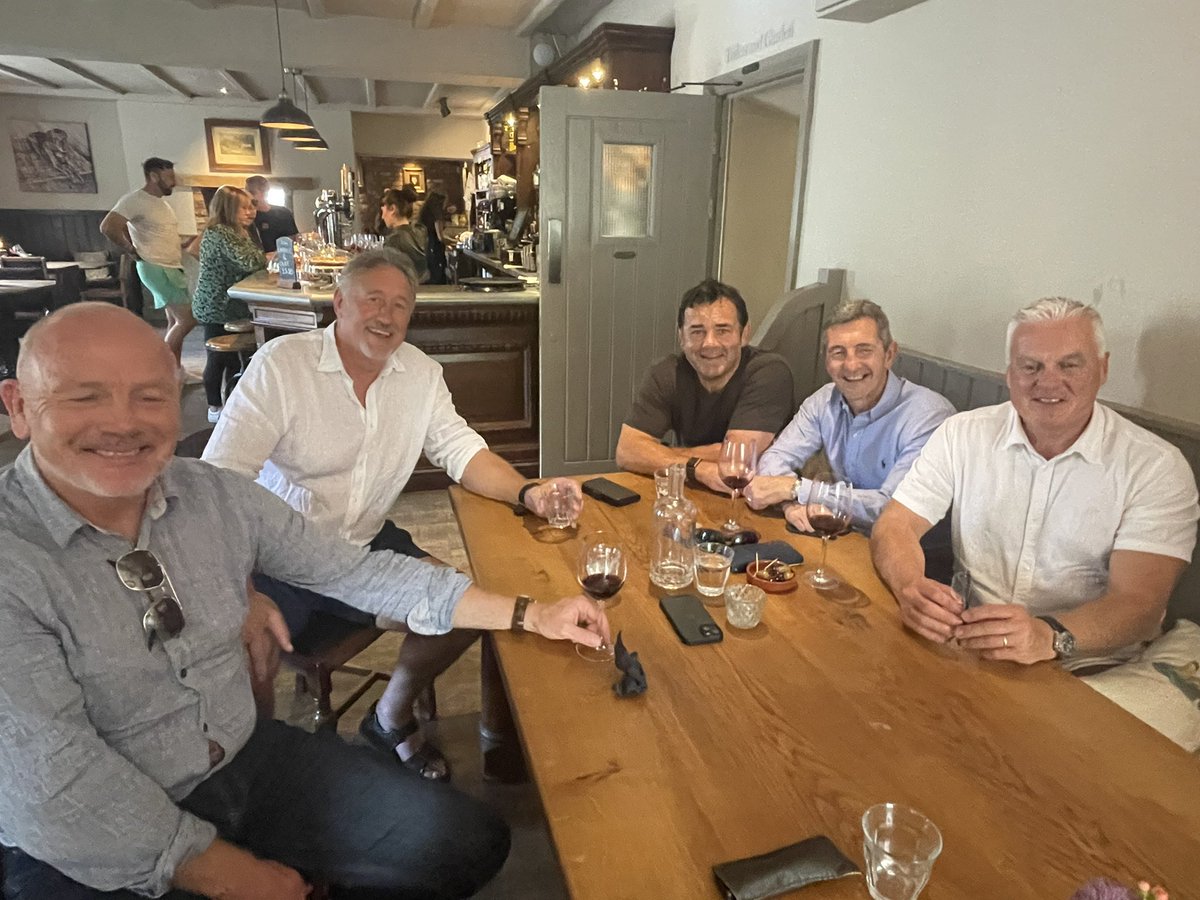 willcarling's tweet image. Great to see these guys for a catch up and little amble down memory lane !! Loved it - we reminded ourselves how bloody brilliant we were 🤣🤣 @ieuan_evans14 @RobNJones9 @Iron_MikeTeague