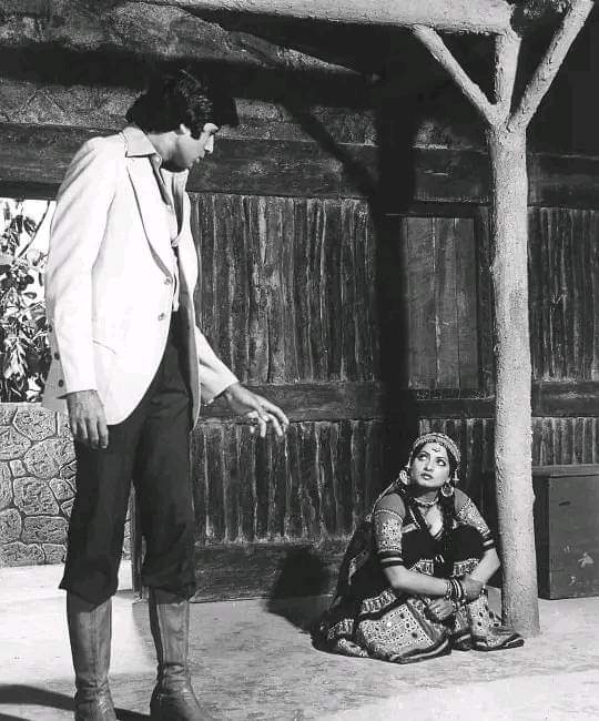 पुराने जमाने मे हसीना रूठ जाती थी तो और भी हसीन हो जाती थी...
       -आजकल तो गाली गलौच पर उतर आती है.