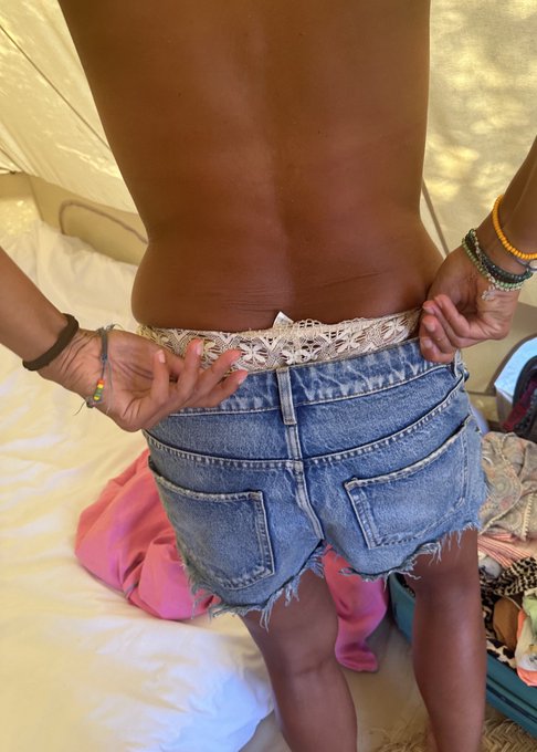 Ei non sto solo a spiaggia!! Vado anche a fare serata!!😂#loisvainvacanza Seguite gli imperdibili aggiornamenti<a href="/tag/loisvainvacanza"class="tags"><span>#loisvainvacanza</span></a>