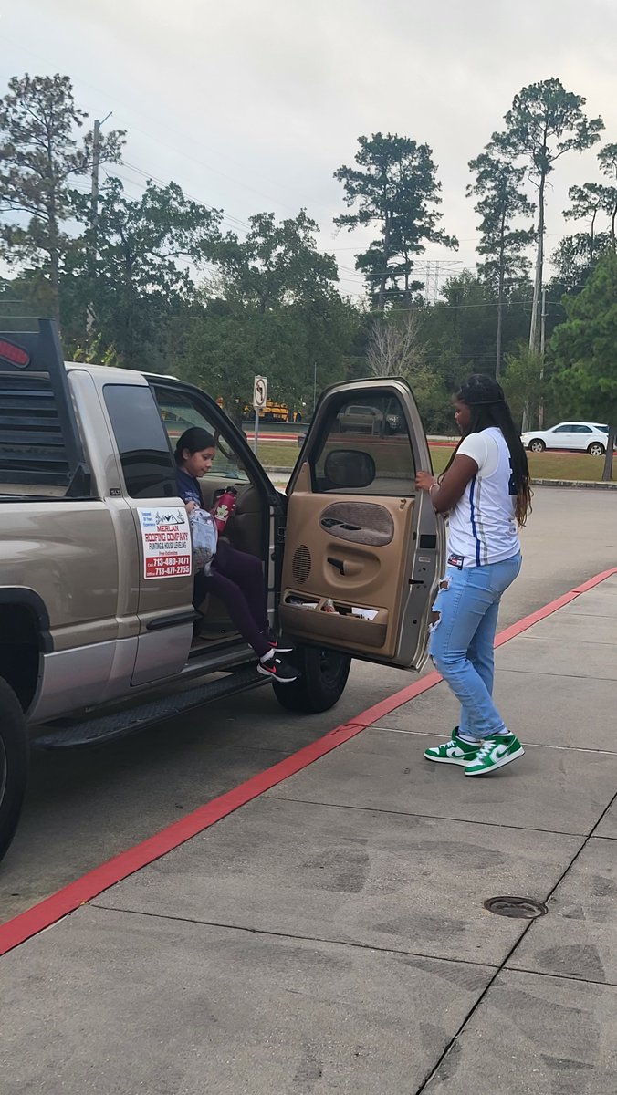 GarrettSISD's tweet photo. Thank you @CEKingLadyPant1 for supporting us with receiving our Gators this morning . #SheldonStrong #BeTheVillage https://t.co/Inb3P0ziBl