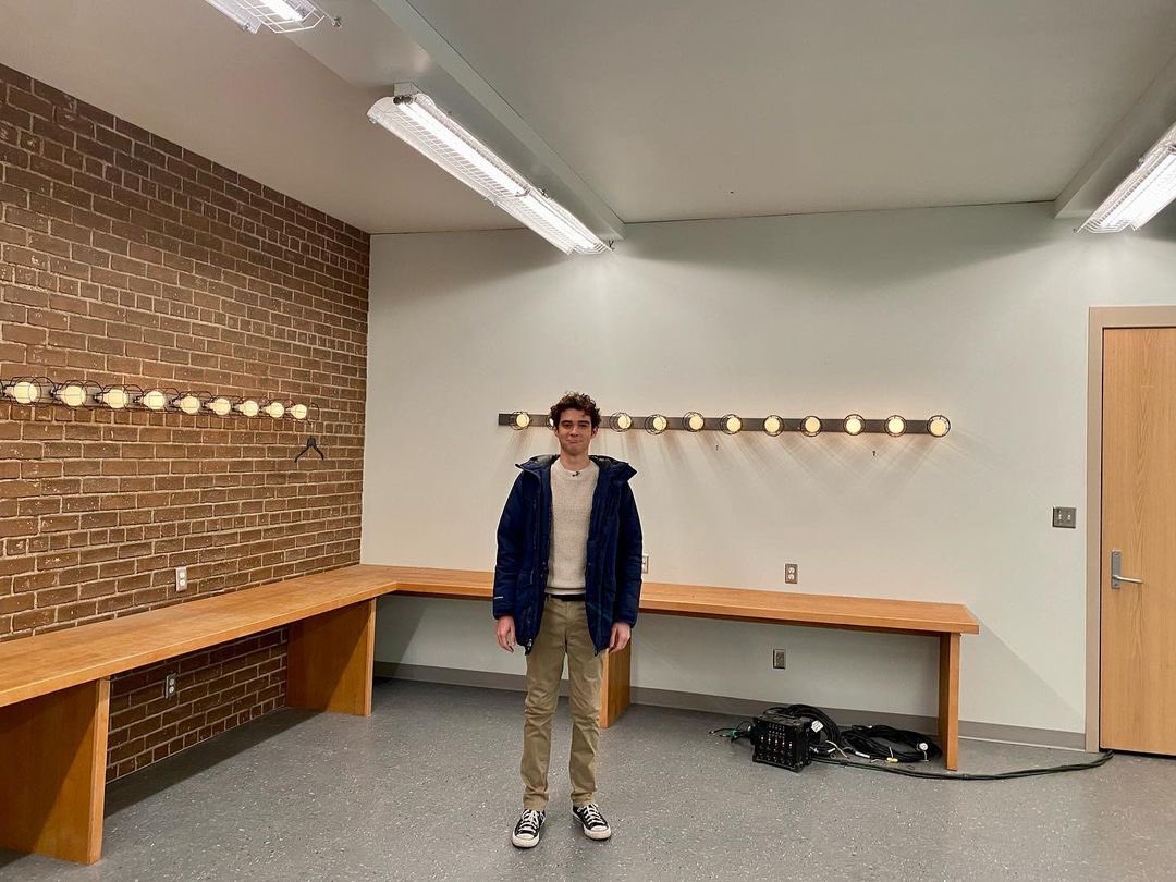 .<a href="/joshuatbassett/">Joshua Bassett</a> via Tim Federle’s Instagram:

“Empty room, full heart. Binge <a href="/hsmseries/">HSM: The Musical: The Series</a> — the final season — this weekend! 💕🎭” #HSMTMTS