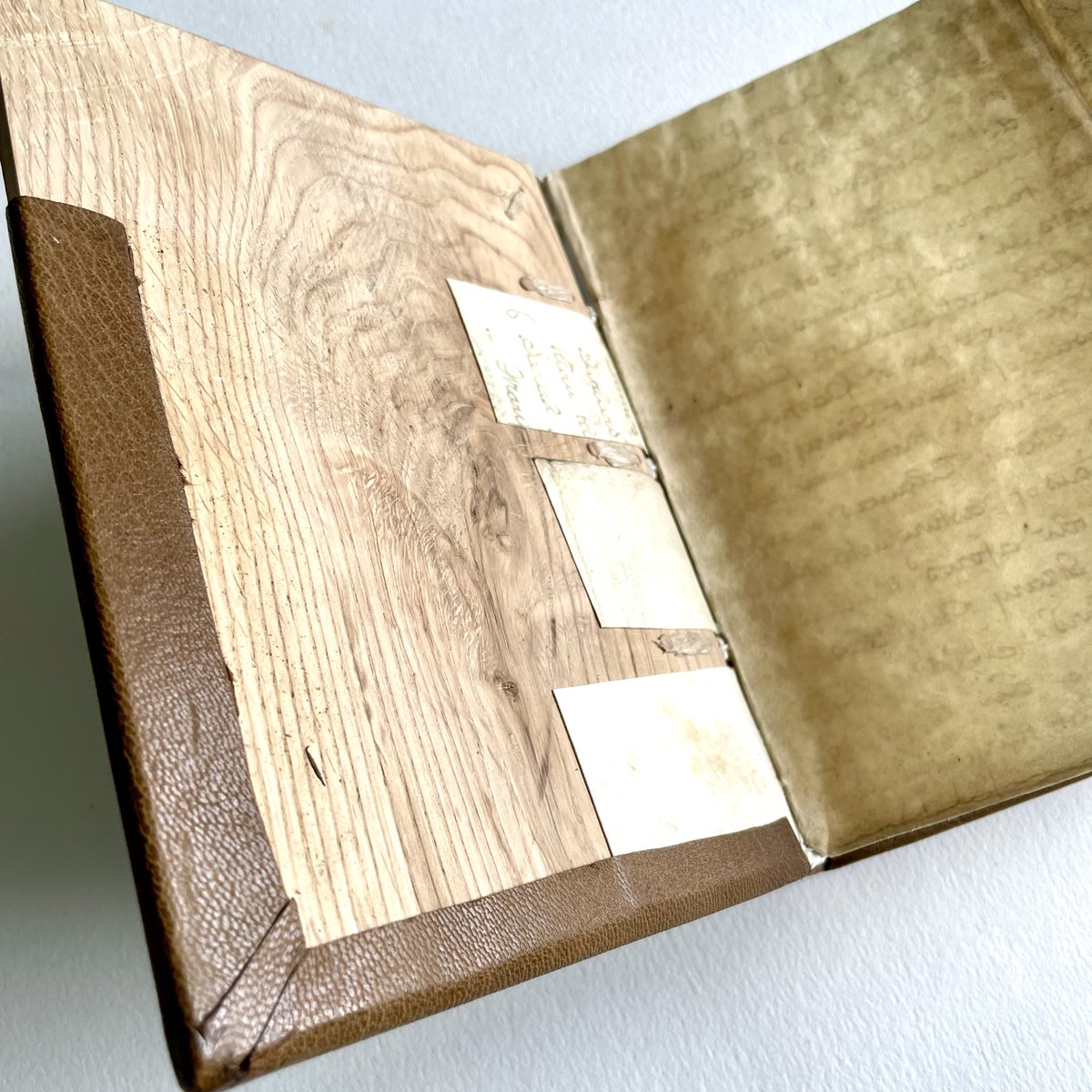 bailemorbooks's tweet photo. Another completed cutaway model – this one a medieval style binding. Oak boards, parchment flyleaves and spine linings, and there the accuracy of materials ends. But it shows the construction well! https://t.co/4j3uwWvHKL