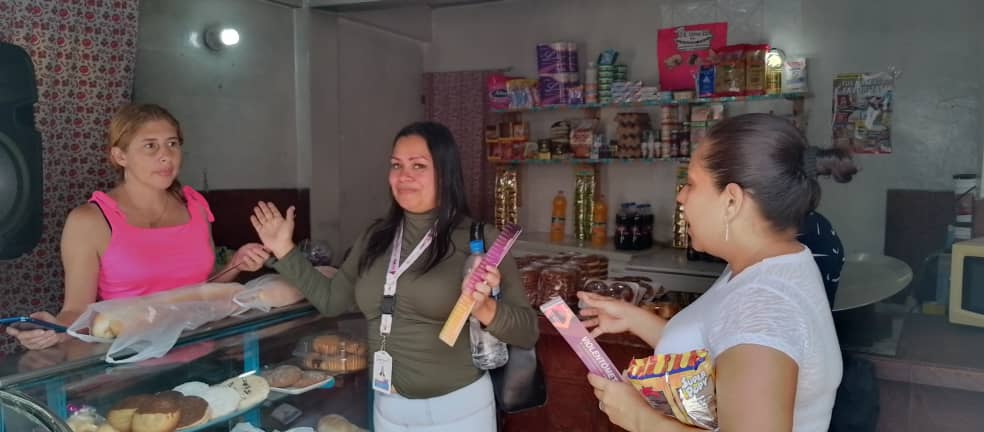 Ofic_Inamujer's tweet photo. #EnDesarrollo ||#Antimano
#ConcejoComunal ConaPun de la Comuna "Tierra Libre Negra Matea", acompañan a #Inamujer en un recorrido informativo sobre la #Prevención de la #ViolenciaDeGénero
Entregan "El Violentometro" a los habitantes.
#HablaParaSalvar
#LaPazEsLaClave
@NicolasMaduro https://t.co/OKNp7cSpgk