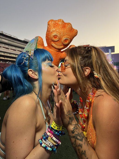 2 pic. My rave babe ?✨@jewelz_blu https://t.co/1eODtu4TSY