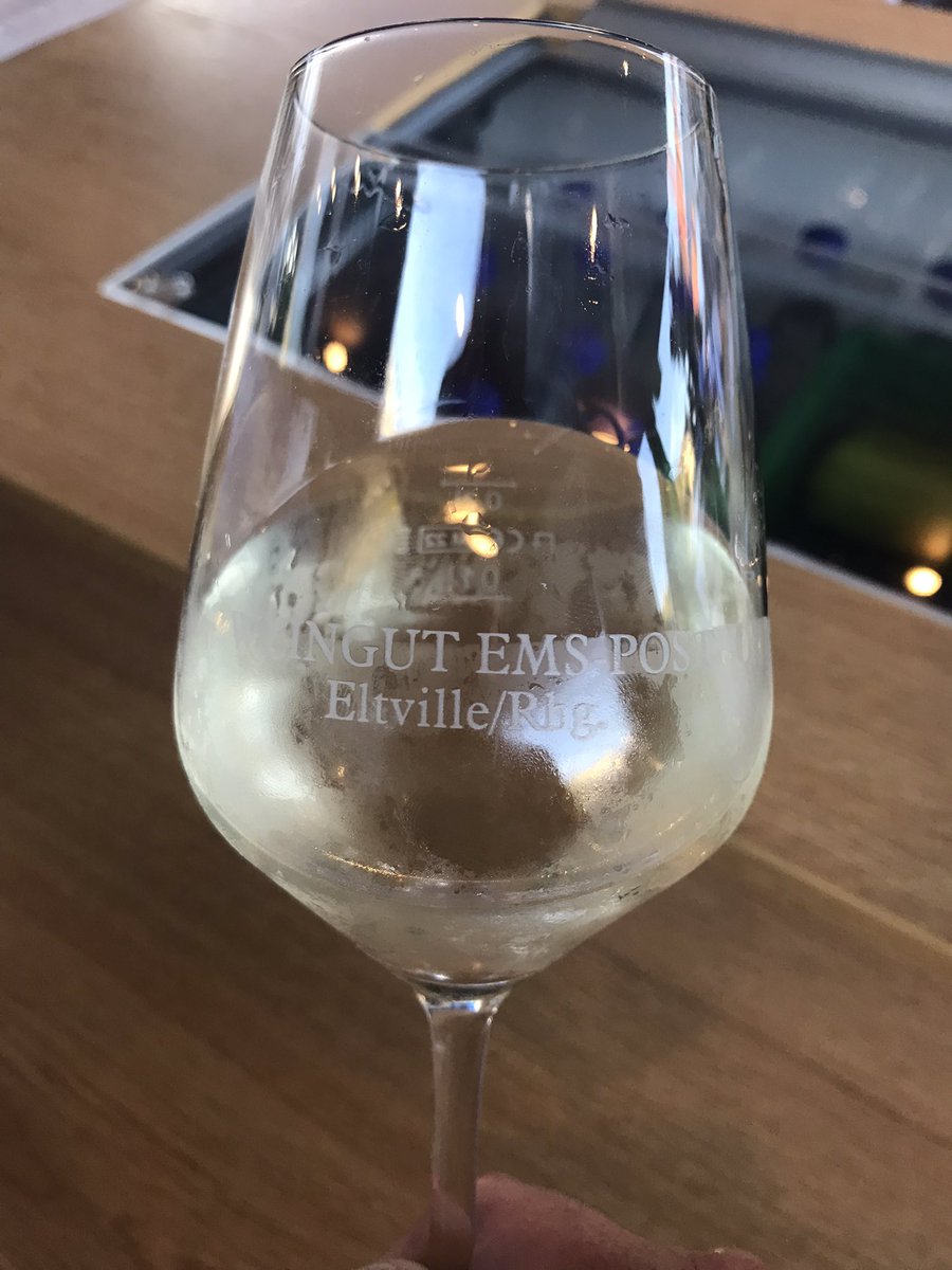 WissbadenerBub's tweet photo. #Scheurebe vom Eltviller Weingut Ems-Post, sehr lecker!
#Weinfest #Wiesbaden https://t.co/khYxyp8R5a