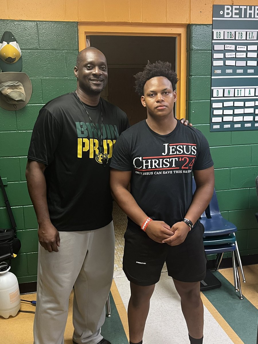 coachporterWR's tweet photo. The second of our six seniors is off to play college football. My guy @JacqueillKB1 reported Wednesday to @SUhornetsFB . I couldn’t be more proud! We are only one phone call away 🟢🟡 https://t.co/oruzVC9GuG