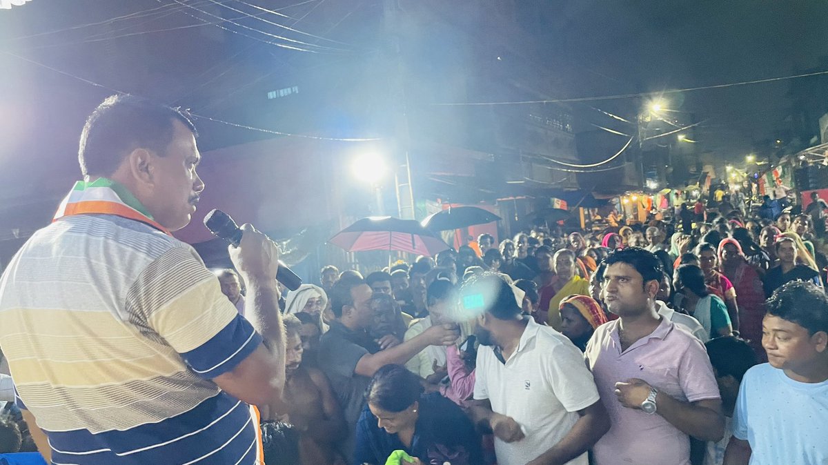 Rtr_saheb's tweet photo. "মশারি ছাড়া শুলে,মশা নিয়ে যা��ে তুলে"কর্মসূচি কে সামনে রেখে,সমাজ কে সুরক্ষিত রাখার পরিকল্পনা নিয়ে 500+মশারি দেওয়া হল উপস্থিত ছিলেন দূর্গাপুর পশ্চিম বিধানসভা প্রাক্তন বিধায়ক তথা অত্যান্ত জনপ্রিয় জননেতা@BiswanatParialমহাশয় সহ অনান্য নেতৃত্ববৃন্দ@MamataOfficial @abhishekaitc https://t.co/2qbeKKIa0K
