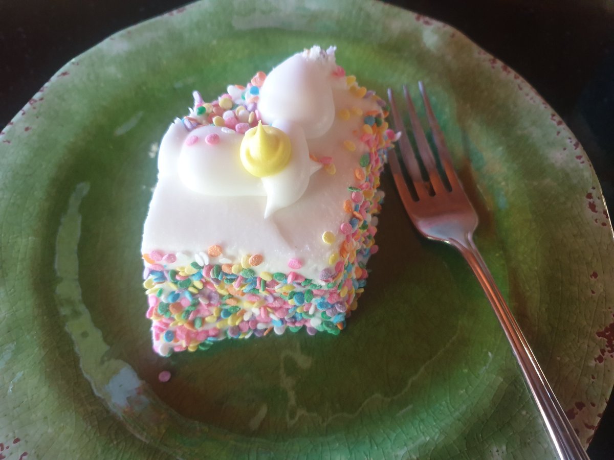 VviewSsonicMair's tweet photo. Broke tradition. #Cake4Breakfast Mom shouldn't have left it on the counterπ https://t.co/mslUfp4MsF