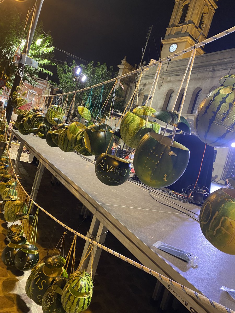 ConeixAlbalat's tweet photo. 𝗙𝗲𝘀𝘁𝗮 𝗱𝗲𝗹 𝗳𝗮𝗻𝗮𝗹𝗲𝘁

A les Festes d’Agost podem dir que destaca la recuperació d’un vell costum, convertit ara en festa: la festa del 𝗳𝗮𝗻𝗮𝗹𝗲𝘁 o de les llanternes de meló o també anomenat col·loquialment  𝗳𝗮𝗿𝗼𝗹𝗲𝘁. https://t.co/IMlDCu2ghd