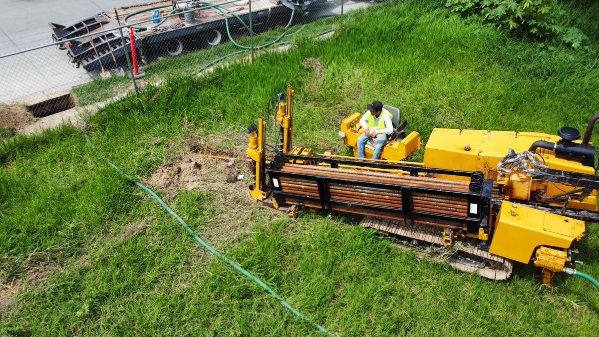 Habitantes de Zapopan amanecen este viernes con maquinaria perforando en la cañada del bosque El Nixticuil, área de conservación ecológica donde la fraccionadora La Cima pretende construir un centro comercial desde 2022, pese a estar prohibido por los planes de desarrollo urbano.