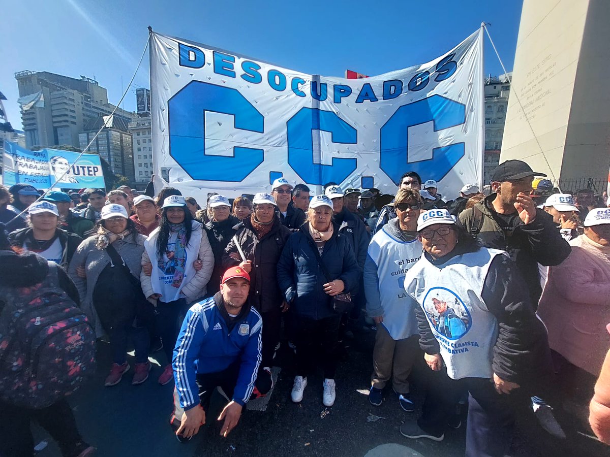 CccMatanza's tweet photo. BASTA DE REPRESIÓN Y VIOLENCIA: JUSTICIA POR FACUNDO.

Los desocupados y precarizados de la CCC Matanza participamos de la jornada en repudio a la represión ejercida por la policía de Larreta que se llevó la vida de Facundo Molares. 
🧵⬇️ https://t.co/t7gjRFhhgy